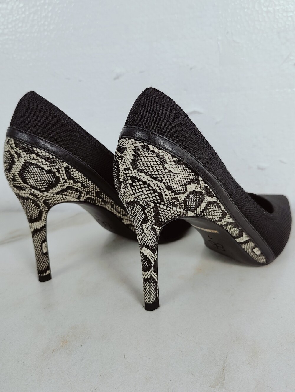 NWOT Cosy Island SerpentChic Pointed Toe Heeled Pumps, Black Snakeskin, 7